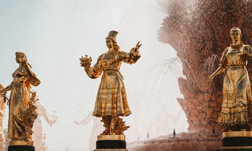 Fontana Prijateljstvo naroda Fontana Prijateljstvo naroda u parku VDNH. Simbolizuje 16 republika Sovjetskog Saveza.
